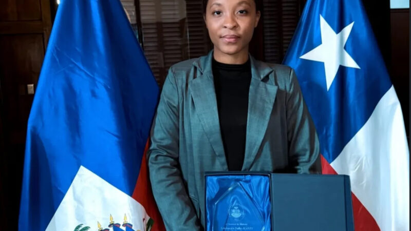 Histórico: Shelenchie Rose Naïka Jeanty, primera joven haitiana en ingresar al Colegio de Abogados en Chile