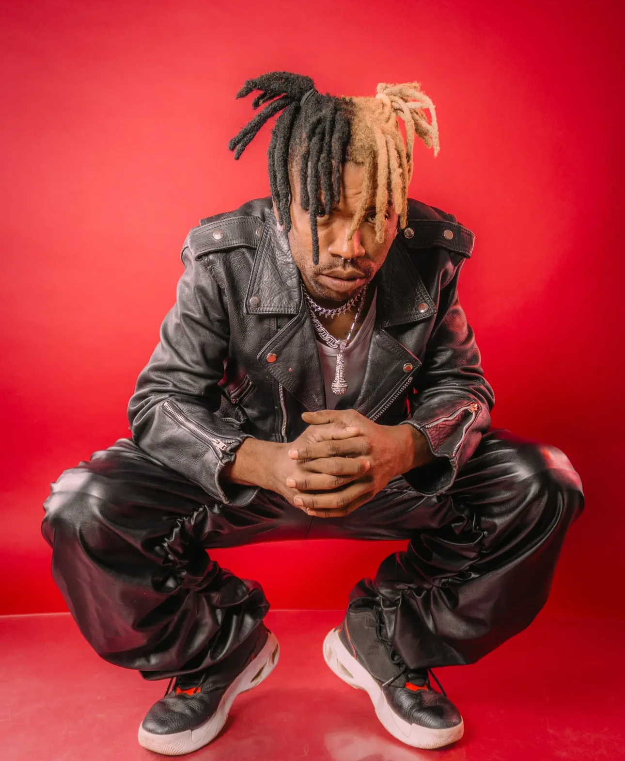 T Tchen Opioides recibe el premio a la Mejor Colaboración del Año 2025 en los JBC24 Awards