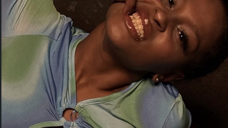 LIL Shara , La voz femenina del rap haitiano que conquista Chile paso a paso