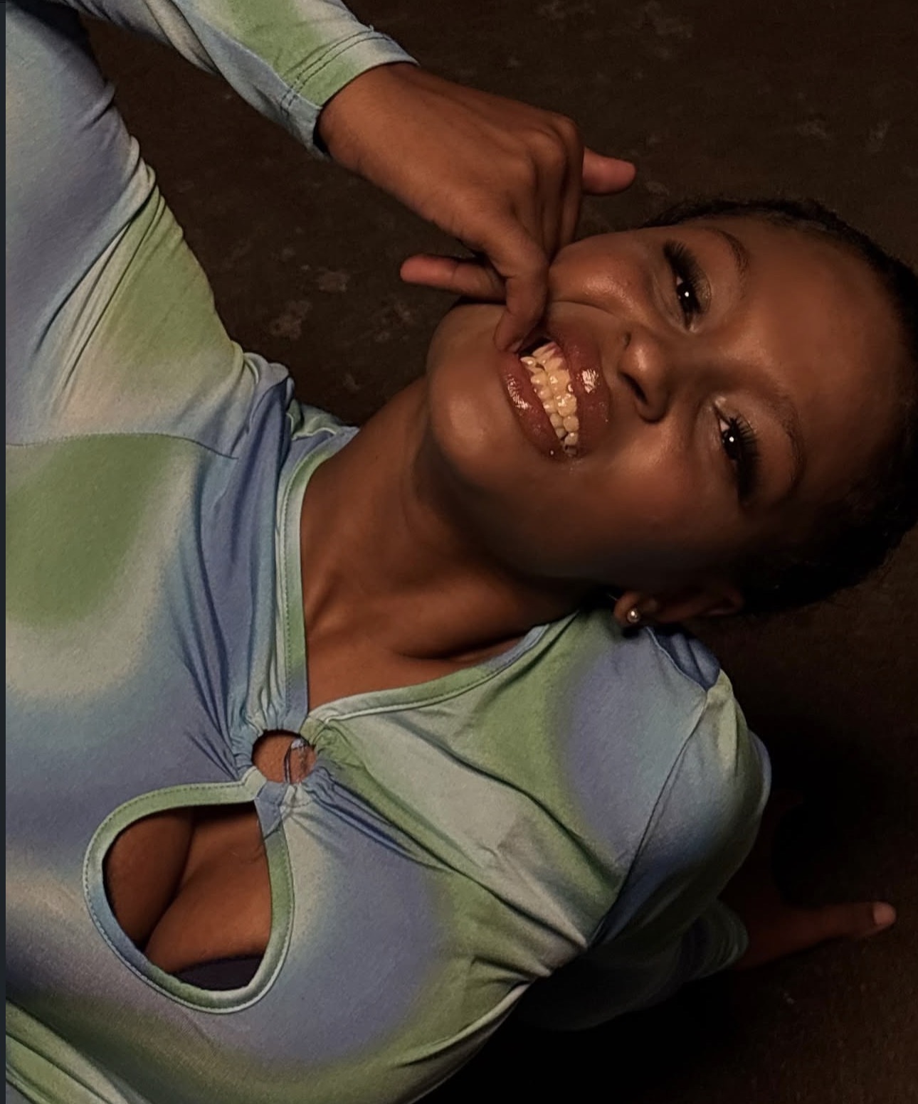 LIL Shara , La voz femenina del rap haitiano que conquista Chile paso a paso