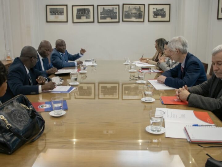 Director del Servel recibe a delegación del Consejo Electoral Provisional de Haití