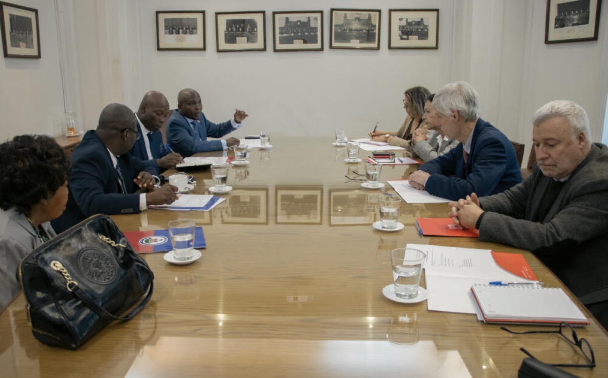 Director del Servel recibe a delegación del Consejo Electoral Provisional de Haití