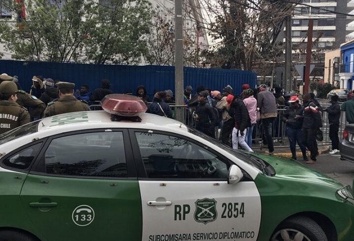 Tensión en la Embajada de Haití en Chile durante jornada de trámites gratuitos