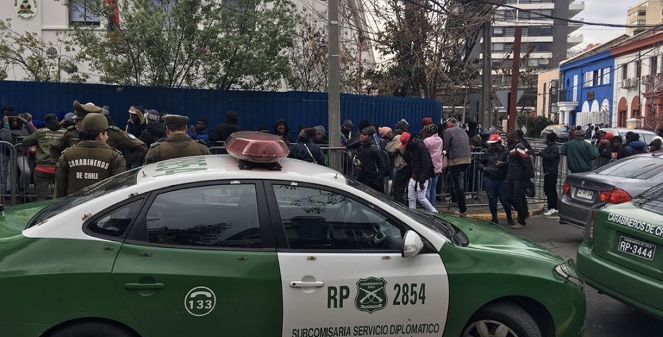 Tensión en la Embajada de Haití en Chile durante jornada de trámites gratuitos