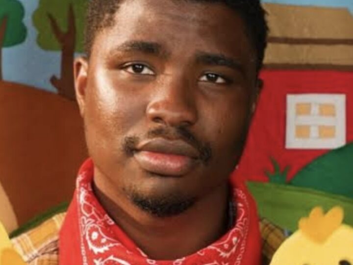 Mike Milfort, influencer haitiano en Chile, creó una versión dembow de “Los pollitos dicen” para calmar a sus hijas y ya es tendencia en TikTok.