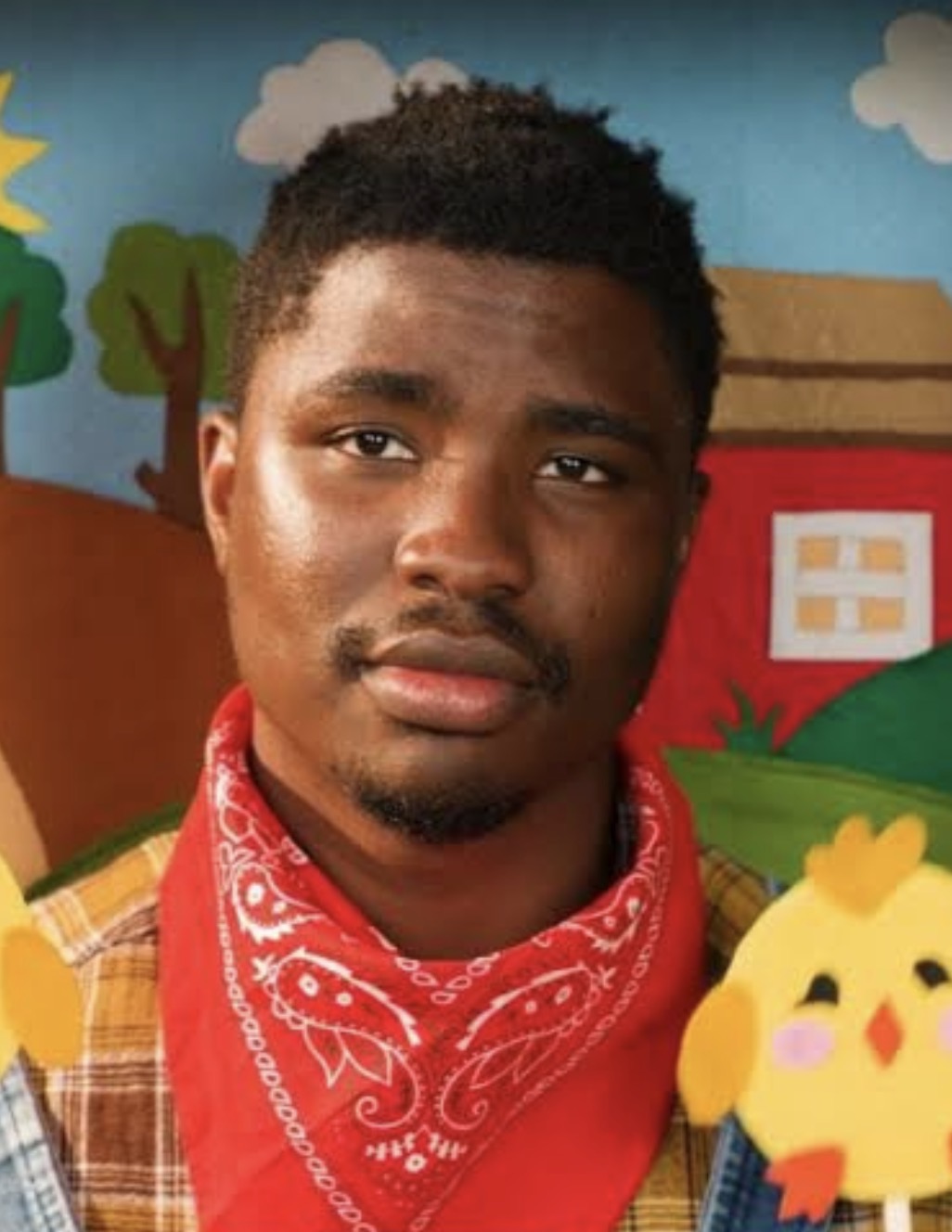 Mike Milfort, influencer haitiano en Chile, creó una versión dembow de “Los pollitos dicen” para calmar a sus hijas y ya es tendencia en TikTok.